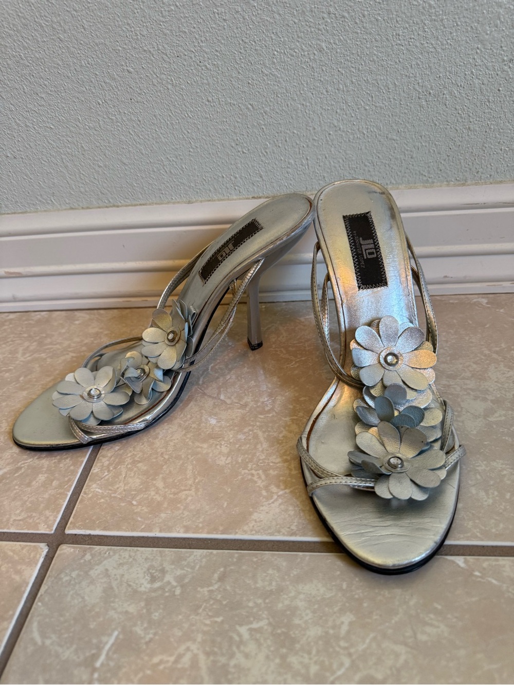 Jennifer Lopez Silver Floral Open-Toe Heeled Sandals - Picture 2 of 4